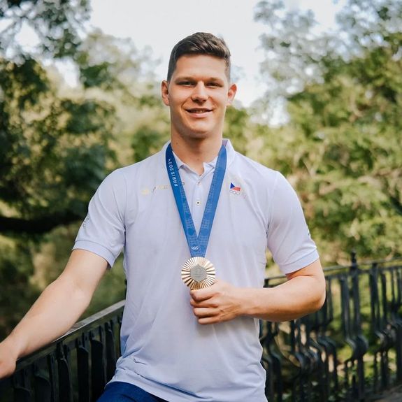 Šermířská bronzová medaile z Paříže už je doma v Olomouci! 🥉💙

Jakub Jurka – kordista, student @ftkup a nově hrdina české reprezentace, který v Paříži „rozsekl“ zápas o bronz s favorizovanými francouzskými soupeři – se už vrátil z olympijského dění domů na Hanou. Dnes na rektorátě přijal blahopřání a poděkování od své univerzity prostřednictvím pana rektora Martina Procházky. A v neposlední řadě poskytl rozhovor Žurnálu UP.

👉 Chcete vědět, jak v člověku před olympijským publikem pracuje psychika? Jak se v různorodém družstvu kordistů buduje týmový duch? A zda je šerm i v dnešní době stále gentlemenským sportem? Čtěte na zurnal.upol.cz. Link v biu. 👆
.
.
.

#univerzitapalackeho #palackyuniversity #olomouc #univerzitnimesto