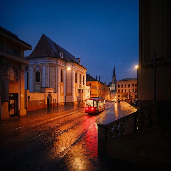 Obvykle pohodový začátek semestru nám letos zkomplikovalo kalamitní počasí. 🌧️ Naše univerzitní město sice povodně zůstalo (a nejspíš zůstane) ušetřeno, ale myslíme na všechny členy a členky naší akademické obce, jejichž bydliště takové štěstí nemají. Opatrujte se a pokud vás v nejbližší době čeká cesta do Olomouce, dbejte především o své bezpečí!

👉 Vedení UP vydalo v souvislosti s povodňovou situací prohlášení, shrnující aktuální opatření na univerzitě. Odkaz na něj dnes najdete ve stories a v biu. 👆

🔷 Nejdůležitější body z něj sdílíme níže:

🔹 @fzv_up ruší plánovanou výuku v pondělí 16. 9. a úterý 17. 9.

🔹 Na ostatních fakultách (zejména se jedná o @lf.upol a @pdf_upol) se počítá s výukou podle plánu. Studentům, kteří by měli problém kvůli povodňové situaci dopravit do Olomouce, budou vzniklé absence omluveny.

🔹 Chcete-li pomoct lidem přímo zasaženým povodněmi, hlaste se na @dobrovolnicke_centrum_up, které v součinnosti s IZS a Českým červeným křížem hledá krizové interventy a pomocníky s odklízením škod.
.
.
.
#univerzitapalackeho #palackyuniversity #olomouc #univerzitnimesto