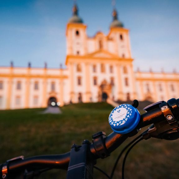 Víte, že v UPointu pořídíte stylové zvonky na kolo? 🚲🛎️ Jsou krásně univerzitně modrobílé a k mání v celkem 4 designových variantách. 2 v menší verzi a 2 ve větší. Stačí si vybrat tu svou!

Našemu univerzitnímu obchodu je dodává tradiční, regionální výrobce – firma Velobel z jesenických Zlatých hor.

Tak se stavte a zpestřete si své jarní a letní projížďky! Zvonky jsou samozřejmě k mání i na e-shopu. Link v biu. ☝️
.
.
.
#upoint #upol #univerzitapalackeho #palackyuniversity #olomouc #univerzitnimesto