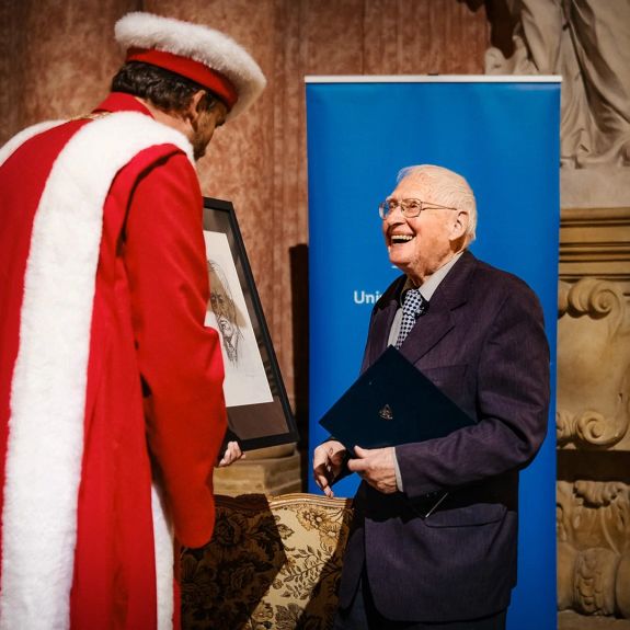 Letošní Cenu Františka Palackého získal Jaroslav Peprník – živoucí legenda české anglistiky.

Profesor Peprník se během svého 71letého působení na @ff_upol nesmazatelně zapsal do historie naší univerzity i do srdcí mnoha generací studentů a kolegů. Nejen na naší filozofické fakultě, ale na mnoha školách napříč Českem i Slovenskem, které k výuce angličtiny dlouho využívaly jeho oblíbené učebnice.

Jeho příběh anglisty se začal psát už za 1. Československé republiky, kdy se jako školák začal učit angličtinu z dobrodružných knih. Ty ho později předurčily k dalšímu vzdělání a akademické dráze, do které se neblaze, byť přechodně, propsaly geopolitické strázně minulého století – totální nasazení na sklonku 2. světové války, poválečná cestovatelská dobrodružství v Anglii, nedobrovolná služba u „černých baronů“ v období stalinismu, i kariérní postihy po sovětské okupaci r. 1968. Následně ale i zasloužené úspěchy a uznání v éře rozkvětu Olomoucké anglistiky po roce 1989.

K dnes udělené poctě panu profesorovi srdečně gratulujeme. A do 99. roku jeho osobního života mu přejeme i nadále pevné zdraví. 💙🆙
.
.
.
#univerzitapalackeho #palackyuniversity #upol #olomouc #univerzitnimesto @kaa_upol