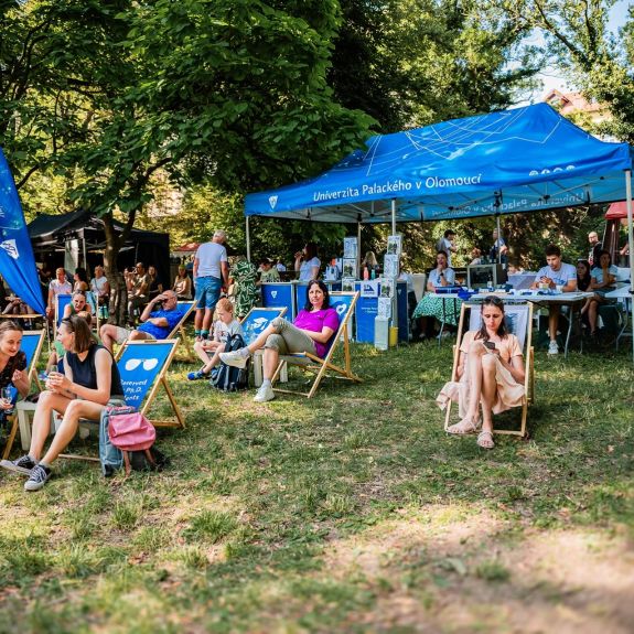 Letní olomoucké parkování by bez akademické obce přece nebylo to pravé. 🆙🌳

Aneb UP se drží dobré tradice a vnáší život a inteligentní zábavu do parků a dalších veřejných prostorů prázdninami poněkud ospalého univerzitního města.

Takto to třeba o uplynulém víkendu vypadalo v univerzitní zóně na Letním vinném festivalu v Bezručových sadech. Jeho návštěvníci se názorně dozvěděli leccos o chemických reakcích se studentským spolkem @up.crowd, péči o zdravý úsměv se studenty zubního lékařství nebo o ergoterapii v praxi se studenty @fzv_up.

Chcete si s námi taky zkrátit dlouhé letní dny a večery? Příští příležitost dostanete už zítra od 19:00 na @letnakolomouc, kde se odehraje další z vyhlášených speciálů olomouckých letních univerzitních kvízů. 🙌

Tak dorazte a parkujte!
.
.
.
Foto: Pavla Kratochvílová
.
#univerzitapalackeho #palackyuniversity #olomouc #univerzitnimesto