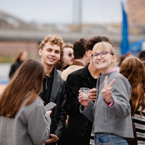 MEET UP! Takto se v úterý vítal nový akademický rok na nábřeží Josefa Jařaba.

Díky všem, za skvělou atmosféru, neúprosně podzimnímu počasí navzdory. 💙 Kompletní fotogalerii z akce najdete na facebookovém profilu UP. Odkaz v biu a ve stories. 👆

#univerzitnimesto