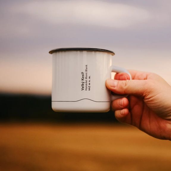 Haná je proslulá svými horami... akorát že vůbec.

Krajina kolem Olomouce je v mnoha směrech rovná jako stůl. Na jihozápad od města se ovšem nad plochou polí a luk do „úctyhodné“ výšky 442 metrů nad mořem tyčí kopec Velký Kosíř, který je místními s notnou dávkou ironie přezdíván jako „Hanácké Mont Blank“.

Víte že jsme tento klenot místní topografie zvěčnili na univerzitních smaltovaných hrnečcích?

Tak neváhejte a odneste si z UPointu suvenýr, který vám bude věčnou připomínkou hanácké placatosti! Plecháček vydrží téměř cokoliv včetně ohřevu na plotně. A bude vám věrným společníkem – nejen na podzimních výletech do středomoravské přírody. 💙

#upoint #olomouc #univerzitnimesto