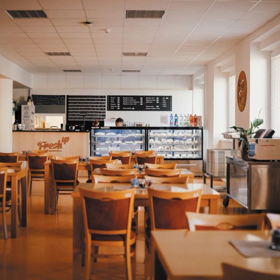 FreshUP+ = nový koncept univerzitního bistra, které se už za pár okamžiků poprvé otevírá na koleji Josefa Jařaba. 

Ode dneška každý všední den od 14:00 do 19:30 si tu budete moct vybrat nejen z nabídky oblíbené z dosavadních FreshUPů, ale i z menu teplých minutkových jídel a pizzy. Ceny jídel jsou klasicky studentsky dotované a při sestavování výběru se myslelo na všechny, včetně lidí s potřebou bezlepkové diety.

FreshUP+ v bývalé menze Šmeralova / Josefa Jařaba nahradí dosavadní odpolední provoz hlavní menzy na třídě 17. listopadu. Ta bude ode dneška zavírat ve 14:30, stejně jako ostatní univerzitní výdejny.

Tak se přijďte podívat a ochutnat! 💙 A dejte vědět, jak se zaváděcí provoz vydařil.

#univerzitnimesto