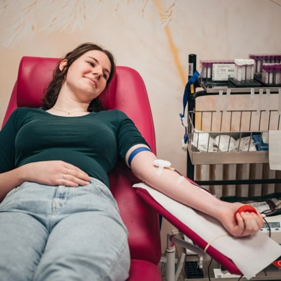 Jak zachránit život neznámému člověku? Snadno – stačí zajít na trasfuzku a darovat 470 ml krve. Zdravotníci se pak už postarají, aby pomohla tam, kde je jí nejvíc třeba. U zranění, u porodů, nebo třeba při hemato-onkologické léčbě.

Pokud pracujete nebo studujete na u nás a přijdete darovat na transfuzní oddělení Fakultní nemocnice @fnolomouc, dostanete kromě obvyklých benefitů ještě dárkový balíček z @upoint.upol. Včera jsme zde totiž zahájili další semestrální výzvu „Daruj krev s Univerzitou Palackého“. 🩸💙🆙 Děkujeme všem, kteří naběhli darovat hned v první den!

Pokud se chcete přidat, stále máte možnost.

Podrobnosti najdete na webu ➡️ daruj.upol.cz. Odkaz v biu. 👆

#univerzitnimesto
