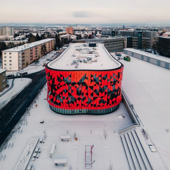 Na bílém Tabulovém vrchu – kontrast nového a starého v našem medicínském kampusu. Nová budova, která už v tomto roce přivítá první studenty @lf.upol a @fzv_up. A staré Teoretické ústavy, které budoucím lékařům a zdravotníkům slouží už od roku 1960.

#univerzitnimesto