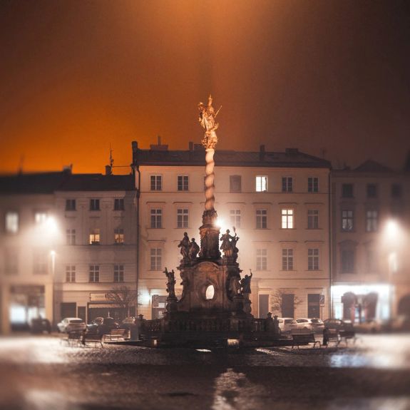 Univerzitní město v závěru zkouškového období – páteční večery v centru jsou potichlé, stejně jako dny v posluchárnách. Zbytky dřív napadlého sněhu se mísí s deštěm.

I tak můžou vypadat známky toho, že letní semestr už se blíží. 💙

#univerzitnimesto