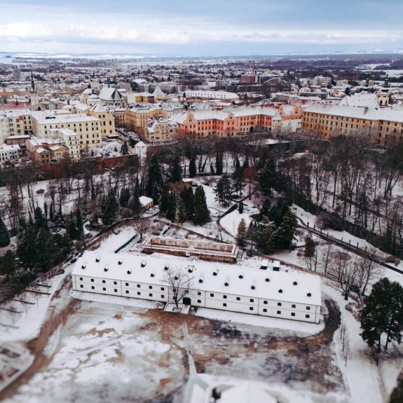 Tak jsme to s tím jarem ve vzduchu zakřikli – vzhledem k počasí ještě zvážíme přejmenování tohoto semestru na lední. ❄️

Ať je ale počasí jaké chce, v nadcházejícím týdnu budeme slavit. Čeká nás totiž...

AKADEMICKÝ TÝDEN UP

Týden, který vždy začátkem letního semestru připomíná výročí 21. 2. 1946. Tehdy byla naše staroslavná olomoucká univerzita po 2. světové válce zákonem obnovena a dostala své současné jméno po Františku Palackém. Letos to bude už 80 let! 🆙

Při té příležitosti nás čeká celá řada menších i větších událostí, jimiž si naše akademická obec toto výročí připomene a uctí. Všichni zájemci jsou na ně zváni!

Už zítra chystáme třeba univerzitní speciál hospodského kvízu. V úterý gala podvečer v @kinometropol, na němž budou slavnostně uděleny ceny rektora za významné studentské, akademické a sportovní počiny v uplynulém roce. Ve středu tradiční studentskou mši. A v pátek velkolepý reprezentační ples!

A zdaleka nejen to. Více o chystaném dění najdete na webu. Odkaz v biu. ☝️

#univerzitnimesto
