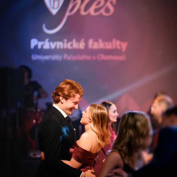S akademickým týdnem univerzitní plesová sezóna rozhodně neskončila – své reprezentační plesy pořádají i jednotlivé fakulty. Parket nejlepšího hotelu v Olomouci tak tento pátek patřil naší @pf_upol. Která opět ukázala, že když právníci tančí, hvězdy nezůstávají stranou. 🕺💃

Už příští pátek večer naváže @prf_upol, která v plesovou tančírnu promění přímo svou fakultní budovu!

#univerzitnimesto