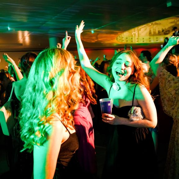 Pomyslnou velkou tečku za univerzitní plesovou sezonou udělala v pátek večer @prf_upol – a naši přírodovědci opět ukázali, že v plesovou tančírnu lze proměnit i fakultní vestibul. A že zvládají tanec nejen mezi zkumavkami. 🧡🆙

Foto: Ota Blahoušek

#univerzitnimesto