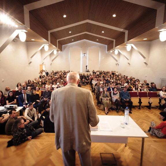 Olomoucké sály v tyto dny plní hlavně AFO – ale nejen to.

Na pozvání Britského centra @knihovnaupol dnes na anglistice @ff_upol přednáší profesor Martin Hilský, známý jako přední český shakespearolog. Tentokrát nikoliv o Shakespeareovi, ale o Ztraceném ráji, Johnu Miltonovi a jeho době.

Dokazujíc, že velké myšlenky mohou zaplnit i velkou aulu fildy tak, že se sedí i na zemi. A že velká slova nepotřebují vizuální efekty.

Právě teď!

#univerzitnimesto