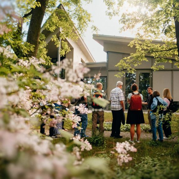 Na dnešek letos připadl mezinárodní Den fascinace rostlinami. A na návštěvnosti naší botanické zahrady @unigardenolomouc to bylo znát. 🌼

Zvídaví návštěvníci se po celý den mohli přijít poučit o „magických rostlinách“ – tedy rostlinách, jimž lidé odedávna přisuzují symbolické, mystické či léčivé významy. Rostlinách, které spoluutvářely lidskou historii i kulturu – od starověkých věštíren přes středověké klášterní zahrady až po soudobé etnobotanické fenomény.

Dnešní program sice skončil, ale kouzla naší botanické zahrady zůstanou přístupná po celou vegetační sezónu. 🌱✨

Podrobnosti k jejímu provozu (i o dalších místech na UP, které stojí za volnočasovou návštěvu) najdete na webu 🌐 unitrips.upol.cz. Odkaz v biu. ☝️

#univerzitnimesto