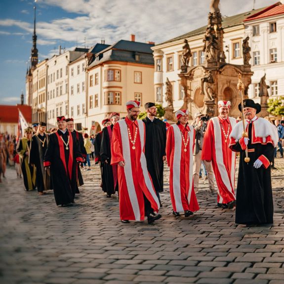 Začaly svátky města Olomouce! Výroční slavnosti věnované patronce města, svaté Pavlíně. Víkend plný kultury, otevřených památek a kvetoucích parků.

Ve včerejším zahajovacím historickém průvodu centrem města měli jako vždy své místo i představitelé naší univerzity a jejích osmi fakult. Koukněte na fotorep!

#univerzitnimesto