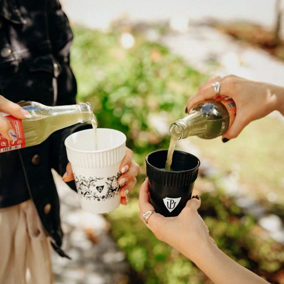Na horké nápoje i do horkého počasí – @upoint.upol představuje novou verzi univerzitního kelímku Hot cUP! ☕

Menší a jednodušší černá varianta nově doplňuje oblíbenou bílou s grafickým motivem olomouckých kašen.

Stejně jako ona je vhodná na uchování vřelých nápojů. A díky silné stěně a víčku udrží déle studené i ty ledové. Což se bude hodit v horkých letních dnech, které nás čekají a neminou. ⛱️

Tak co, který bude váš oblíbený? Černý nebo bílý?

Oba pořídíte v prodejně na Horním náměstí nebo na e-shopu UPointu. Link v biu. 👆

#upoint #univerzitnimesto